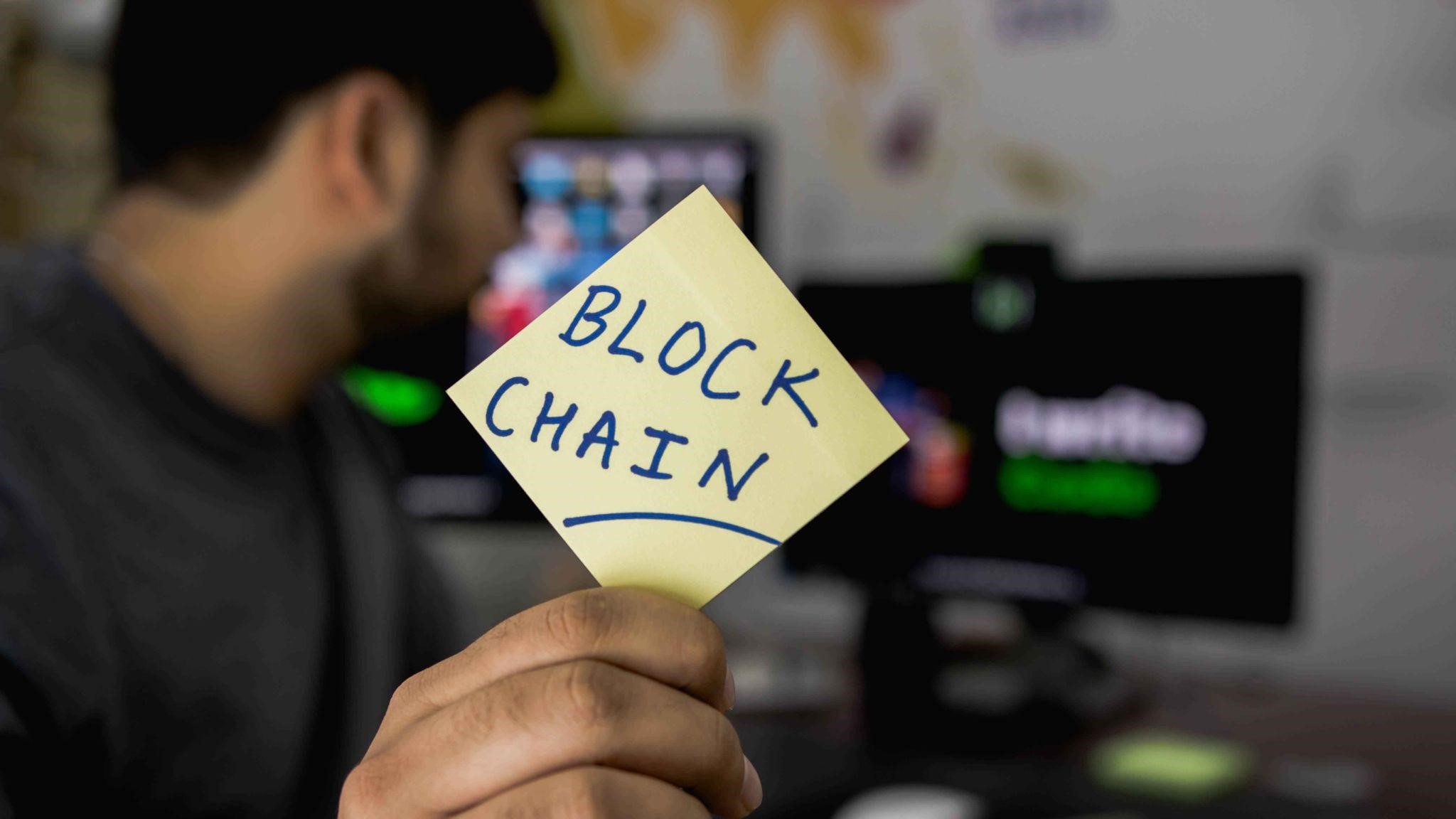 Image of a post it saying block chain