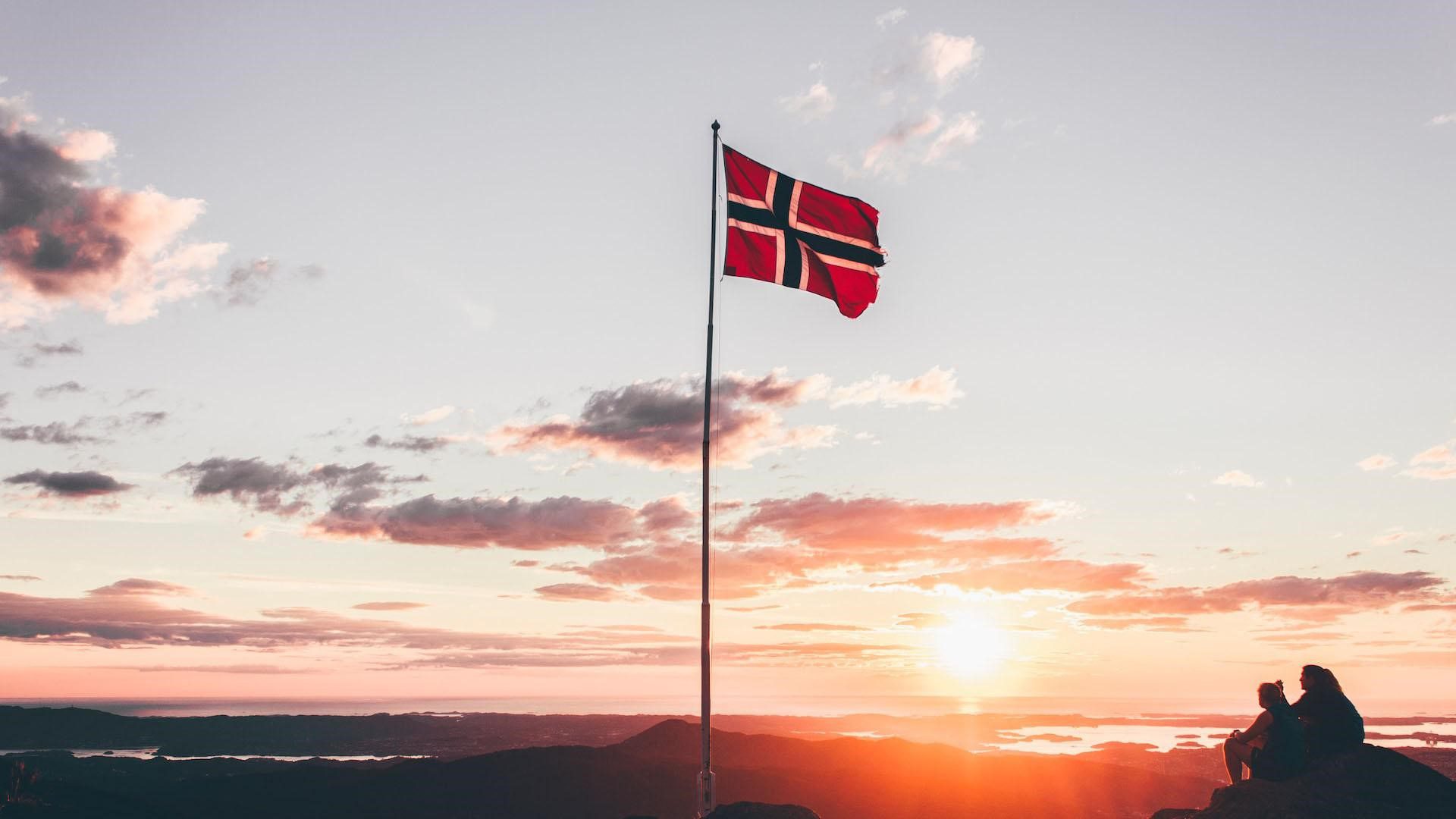 An image or the Norwegian flag at sunset