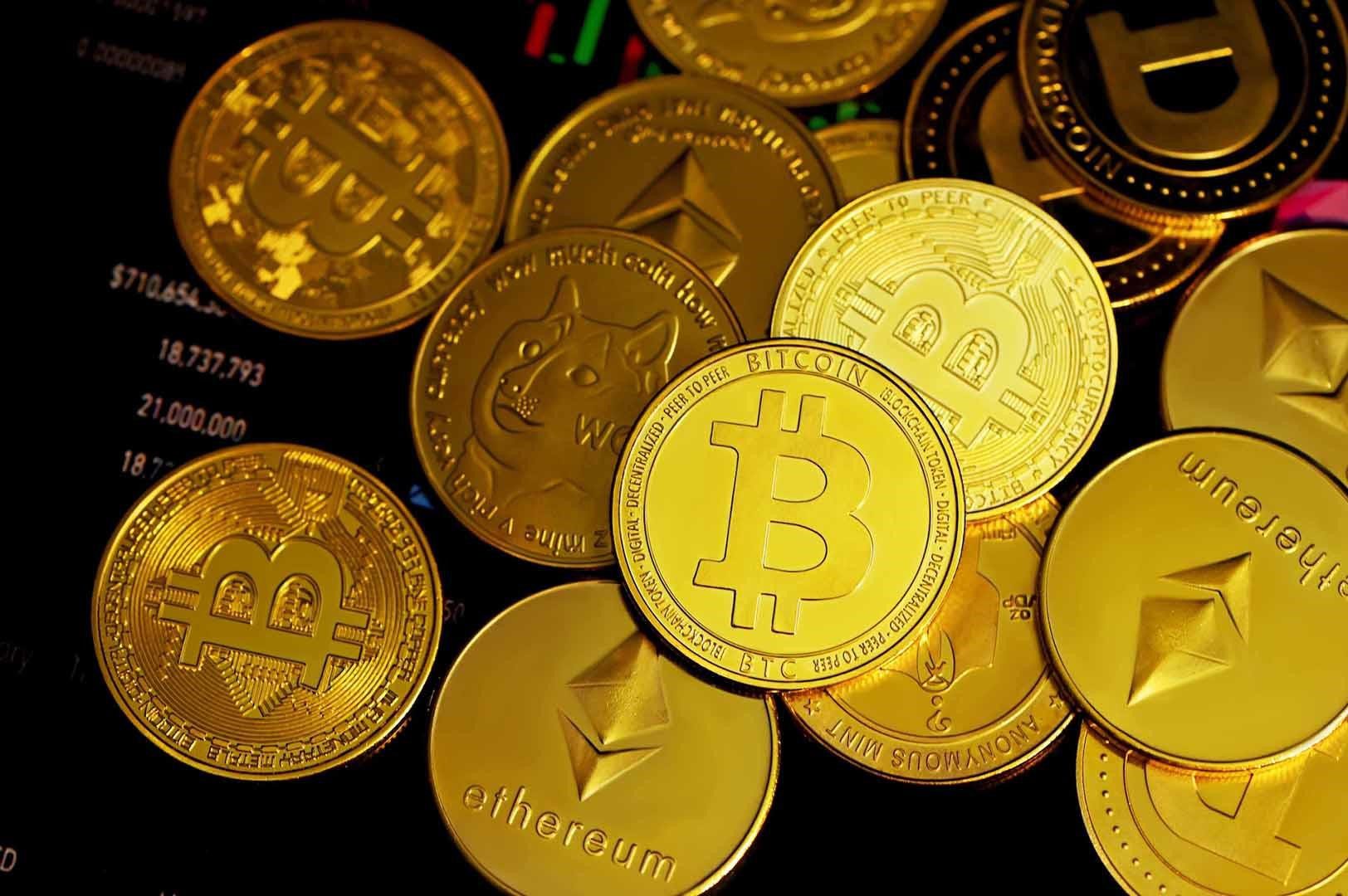 Gold coins with the Ethereum and Bitcoin logo